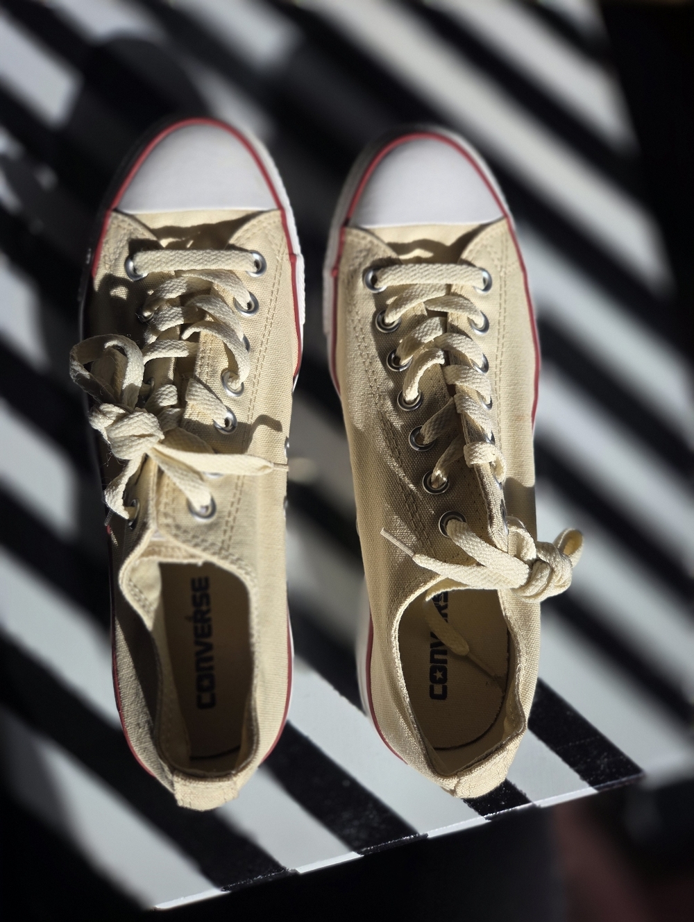 Converse Beige Low Top Canvas Sneakers w/Red Trim 9 Mens